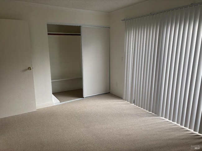 Building Photo - 221 College View Dr