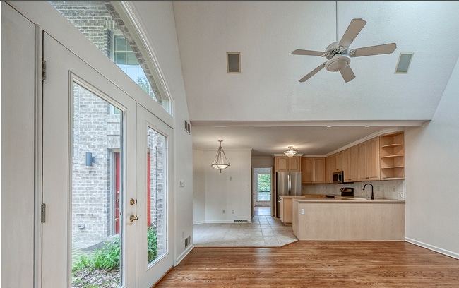 Building Photo - Fox Chapel Luxury Townhome, 4 Bedrooms, 3.5 Bathrooms, 3 Care Garage, Finished Basement.