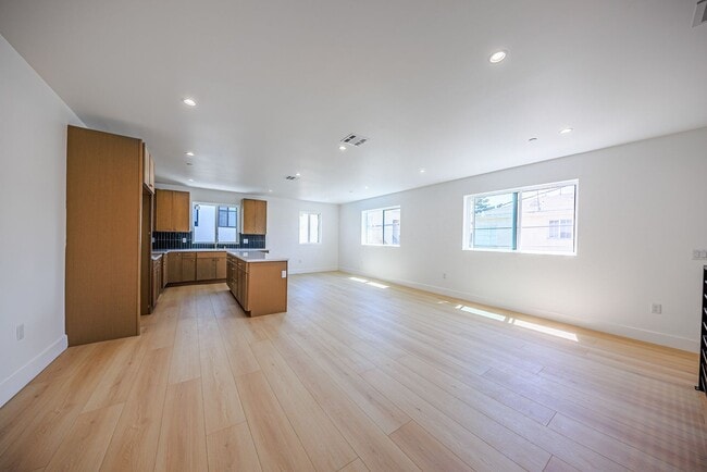Building Photo - 1259 S Longwood Ave