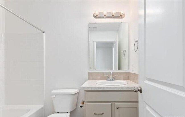 Building Photo - Welcome to this spacious 4 bedroom, 3 bathroom home located in Caldwell, ID.