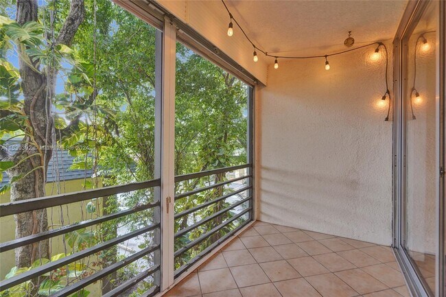 Building Photo - 119 Royal Park Dr