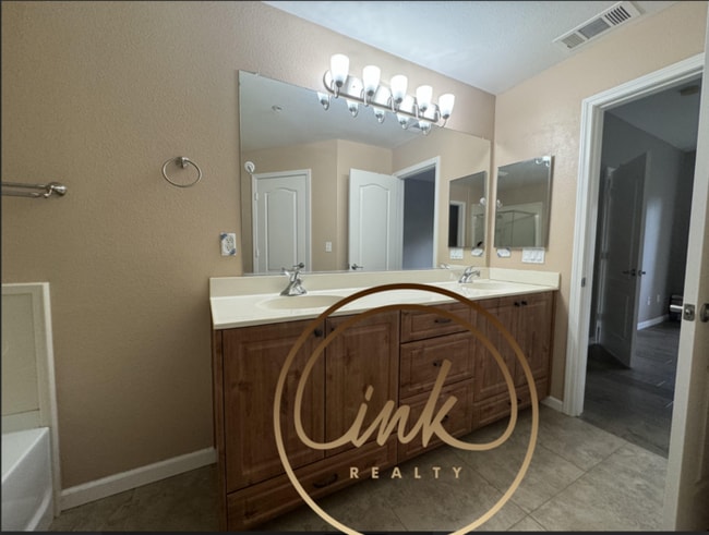 Building Photo - Beautifully remodeled townhouse
