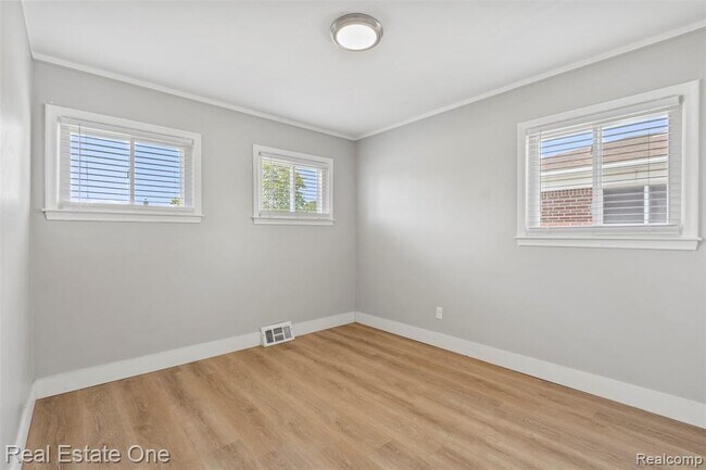 Building Photo - 6118 Amboy St