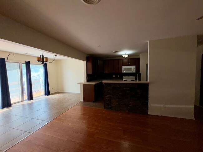 Building Photo - 19 Gore Ln