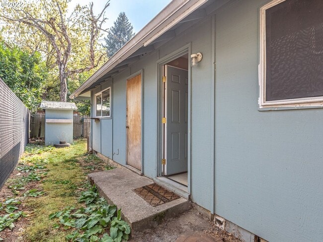Building Photo - Bright Interior with Generous Bedroom Space – Includes Washer and Dryer