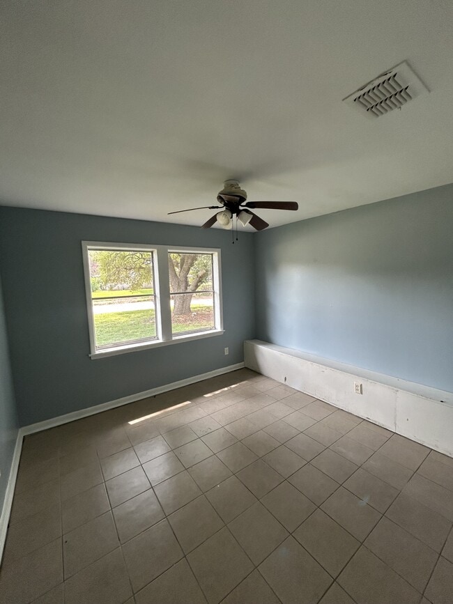 Building Photo - 1203 Caroline Dr