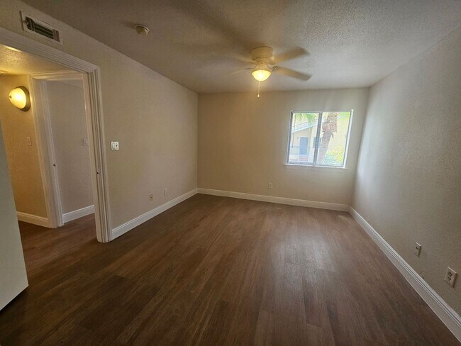 Building Photo - 2905 Winkler Ave