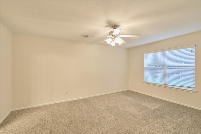 Building Photo - 12515 Lakeshore Dr