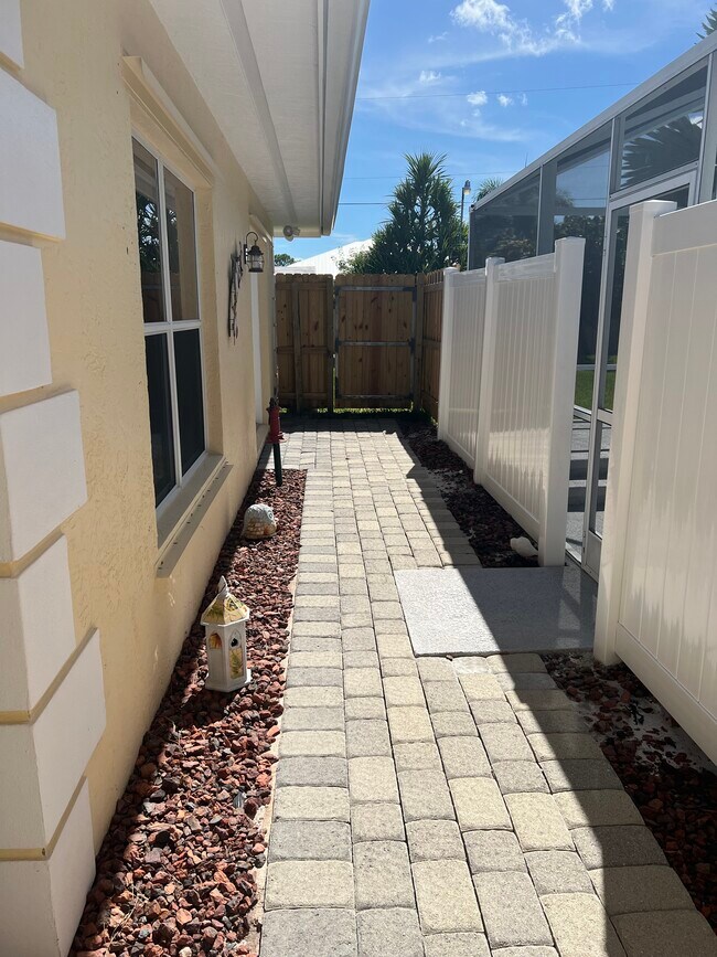 Building Photo - 8390 SE Camellia Dr