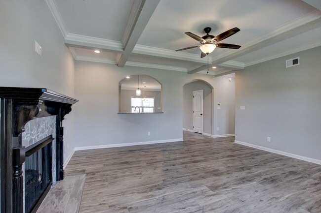 Building Photo - Sharp 4 bedroom HUGE house off exit 1 of I 24