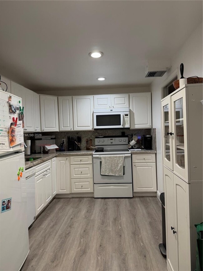 Building Photo - 4030 W Palm Aire Dr