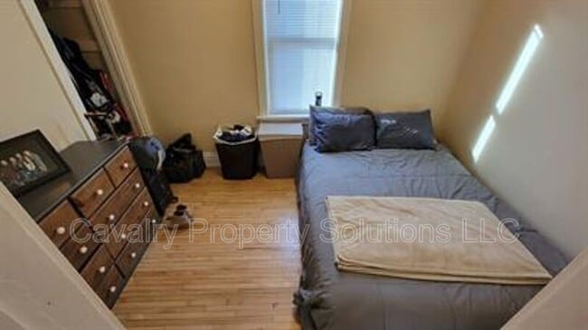 Building Photo - 617 E 8th St