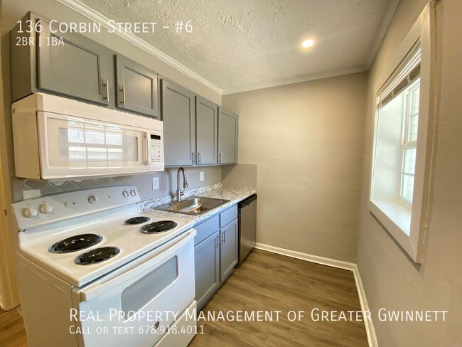 Building Photo - Renovated 2 Bedroom First Floor Apartment-...