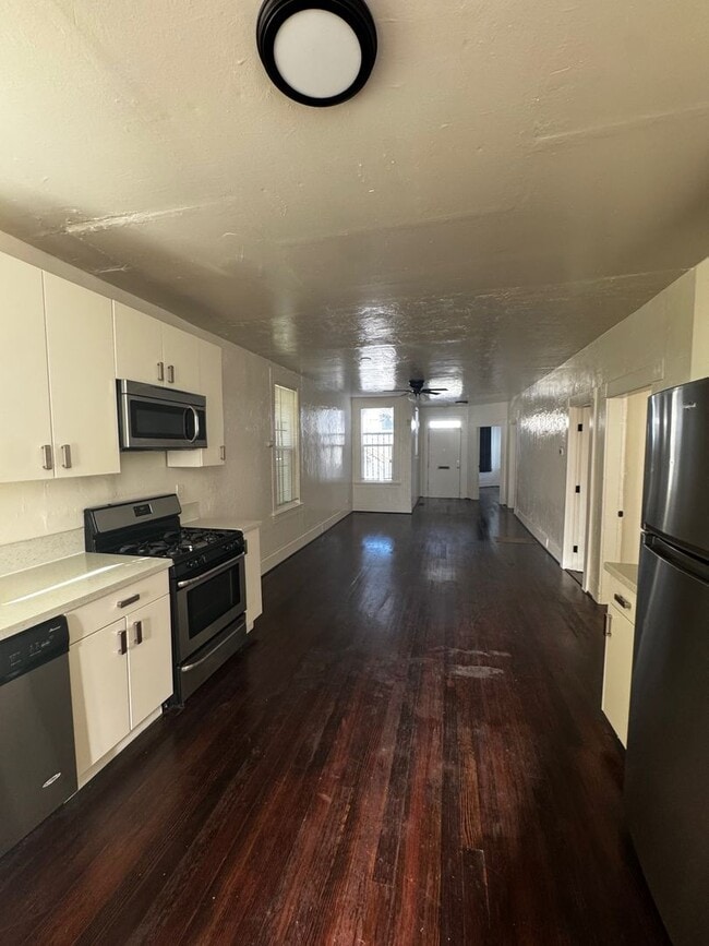 Building Photo - 1/2 Off First Month's Rent, 3 Bdrm, 1.5 Bath