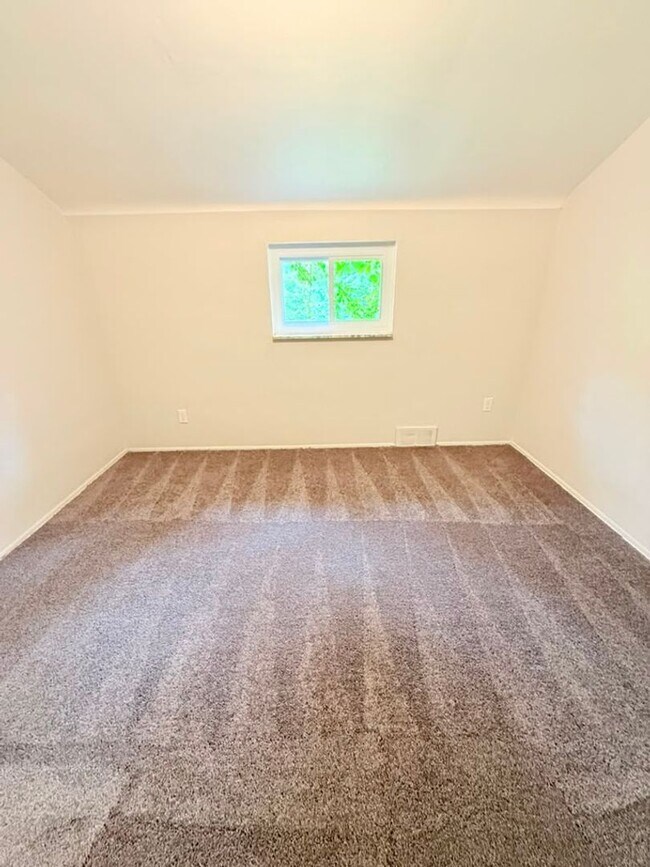 Building Photo - 472-474 Guylyn Dr