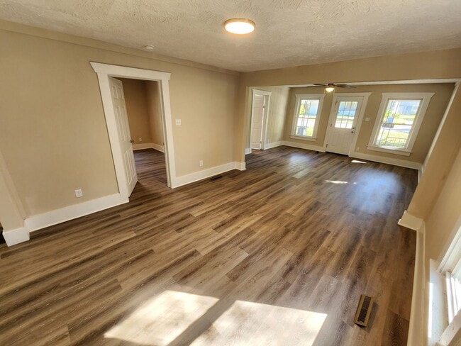 Building Photo - Spacious 2-Bedroom, 1-Bathroom Home AVAILABLE NOW!!