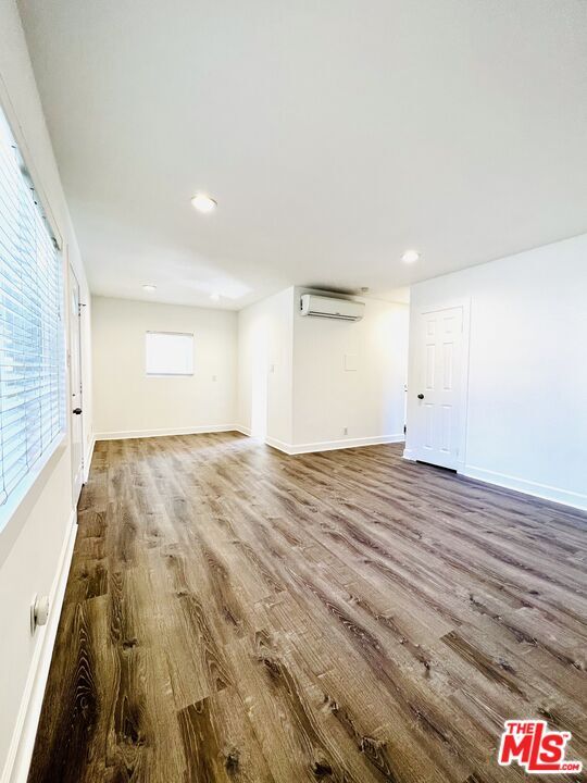 Building Photo - 1048 Elm Ave