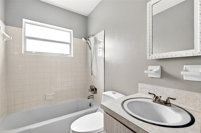 Building Photo - 3423 SW 27th St