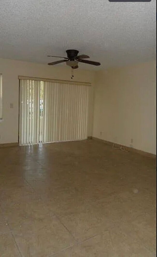 Building Photo - Spacious 2/2 Available for Move-In 9/1