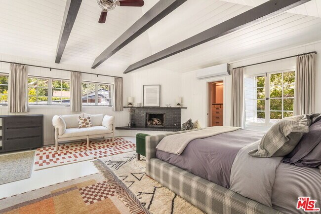 Building Photo - 2015 Nichols Canyon Rd