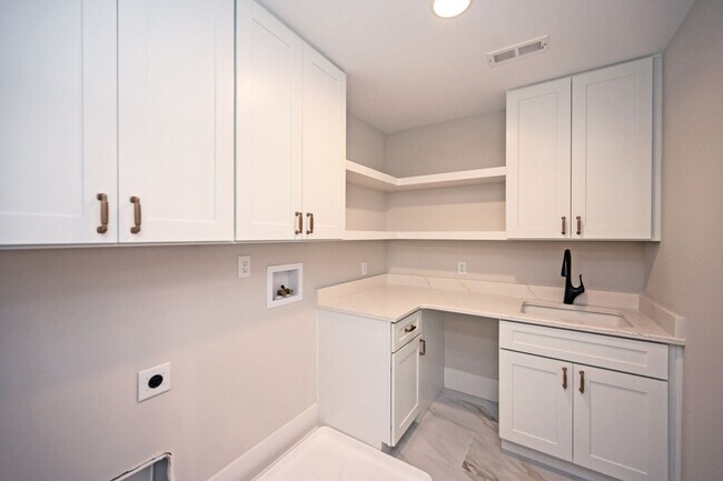 Building Photo - Gorgeous new construction on one of Oakley...