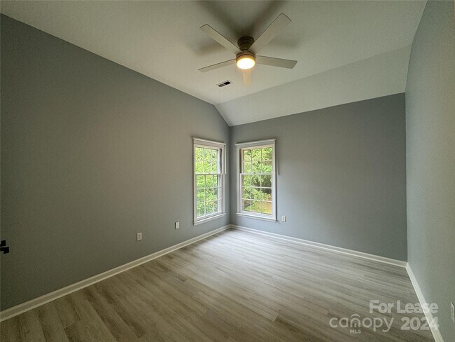 Building Photo - 129 Southhaven Dr