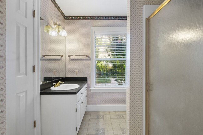 Building Photo - HISTORIC DOWNTOWN  3 bedroom 2.5 bath home
