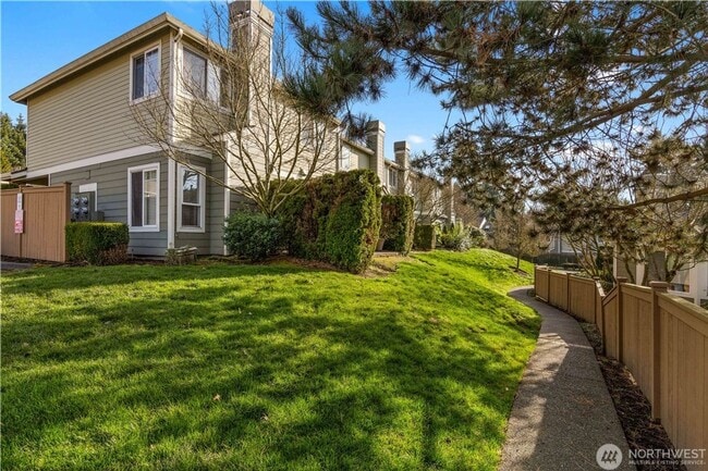 Building Photo - Town house available in desirable woodinville