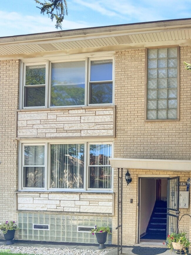 Primary Photo - 5043 W Cornelia Ave