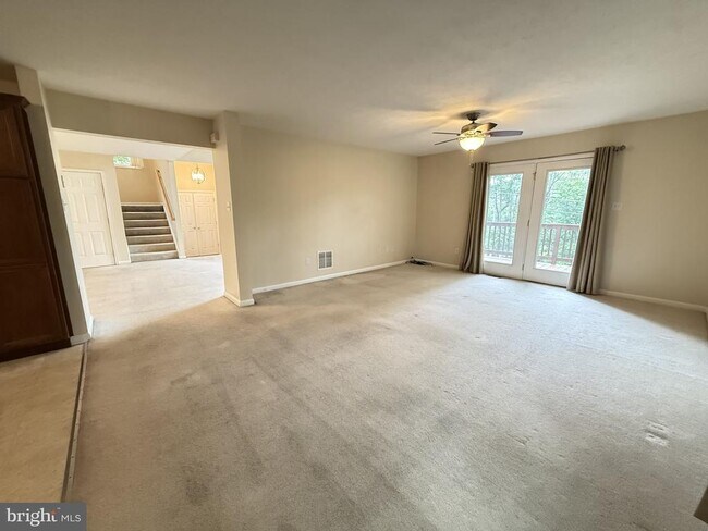 Building Photo - 1234 Lakeview Dr