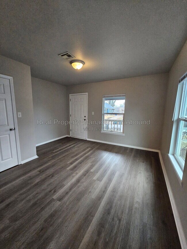 Building Photo - 727 S Olympia Ave