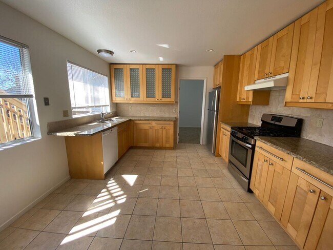 Building Photo - Spacious 5 Bed/4 Bath~