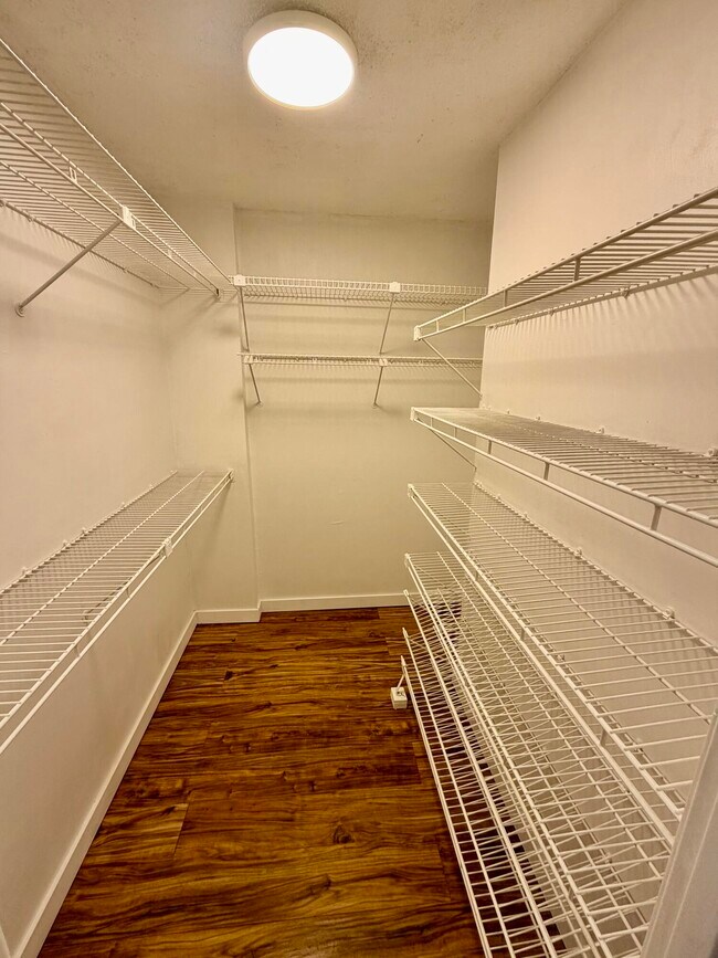 Building Photo - 1000 NE 14th Ave