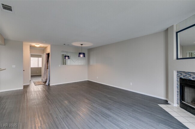 Building Photo - 810 N Sloan Ln