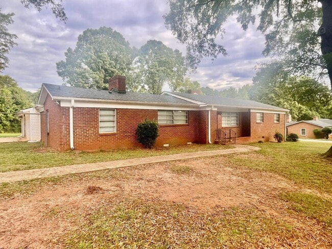 Building Photo - This Beautiful 4 bed 2.5 bath brick ranch ...