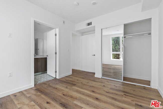 Building Photo - 5229 Willowcrest Ave