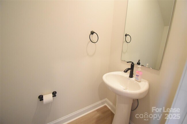 Building Photo - 3519 Narrow Ln