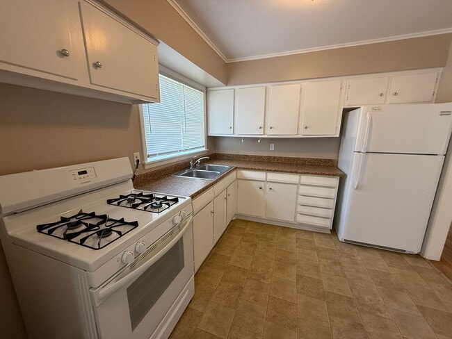 Building Photo - 3 Bed, 1.5 Bath Fenced Pets Allowed