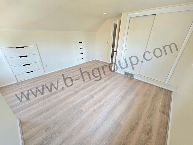 Building Photo - Great Location!