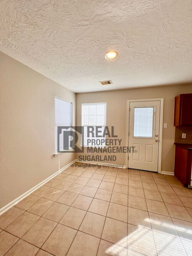 Building Photo - Gorgeous 4 Bed, 2.5 Bath Home in Prime Location!
