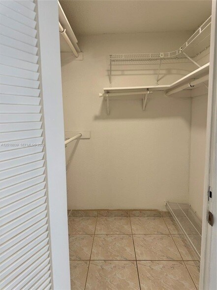 Building Photo - 6039 Collins Ave
