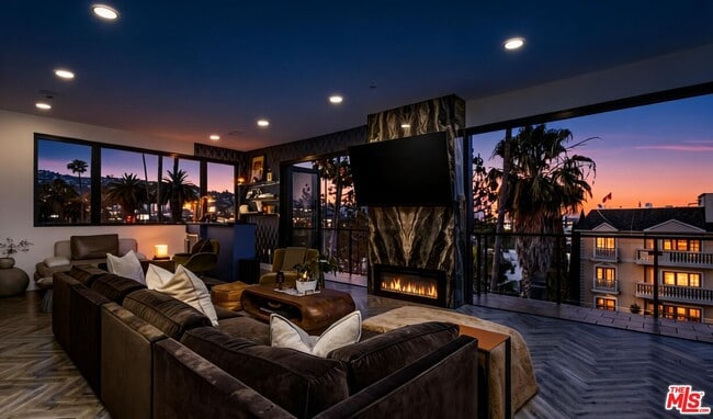 Building Photo - 137 N Doheny Dr
