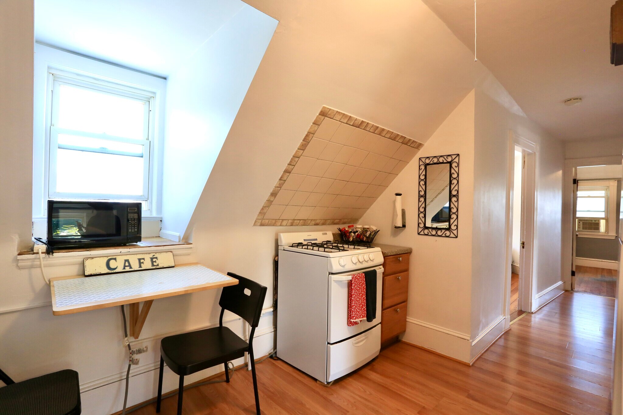 Building Photo - 124 Forest St