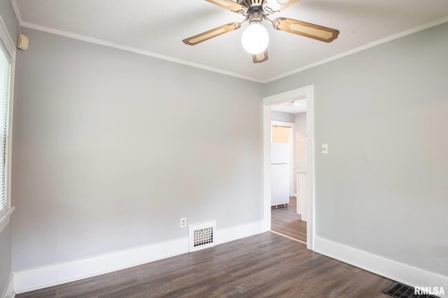 Building Photo - 4515 Drake Dr
