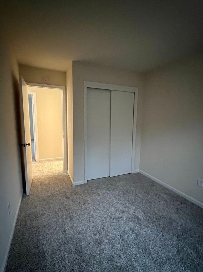 Building Photo - 3 bedroom Townhouse - Northampton School District