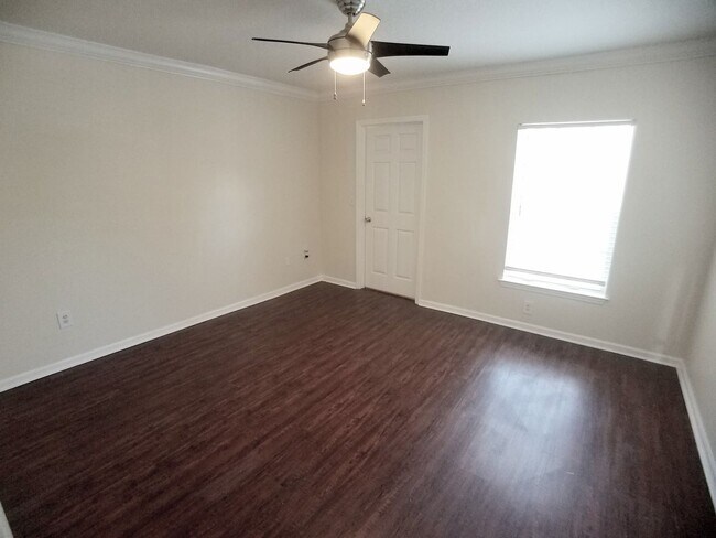 Building Photo - Beautiful 1/1 Wood Floors Condo for Rent c...