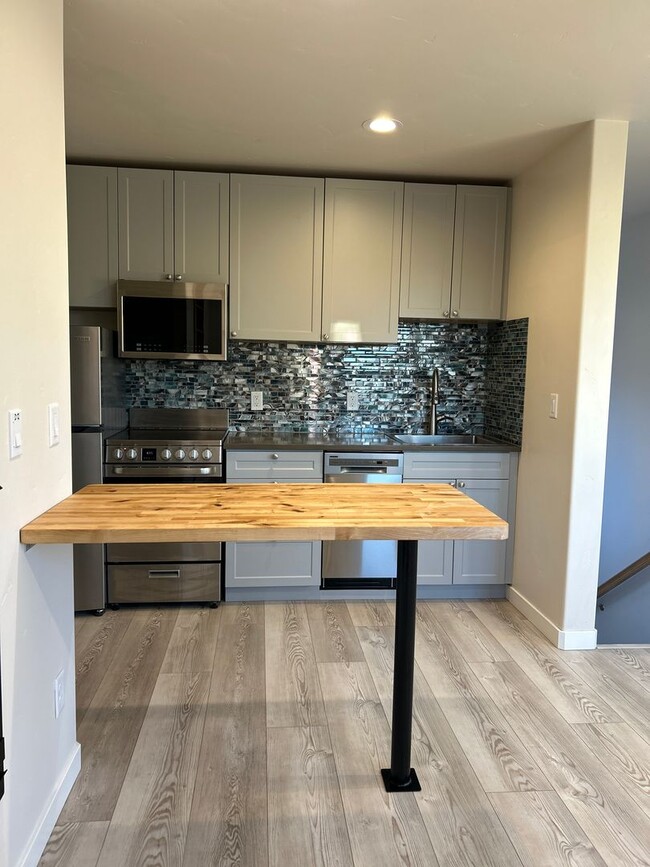 Building Photo - 1079 NW Quincy Ave