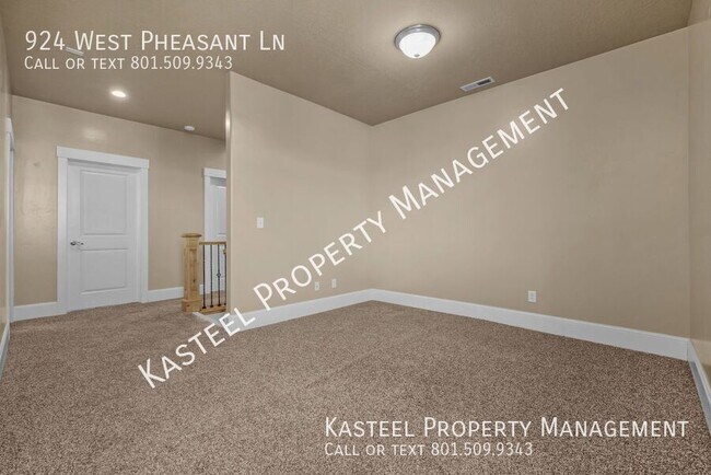 Building Photo - 924 W Pheasant Ln