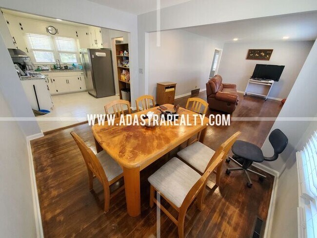 Building Photo - Spacious Overland Park Ranch Home w/Finish...