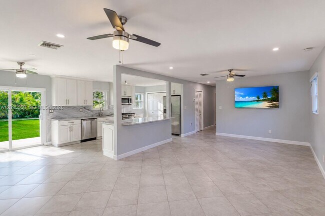Building Photo - 6255 SW 62nd Ct